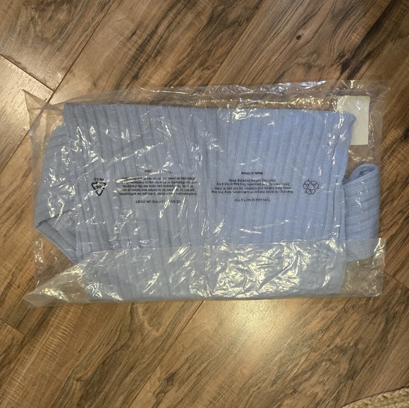 NWT Theory Ribbed Cashmere VNeck Pullover - Picture 6 of 7